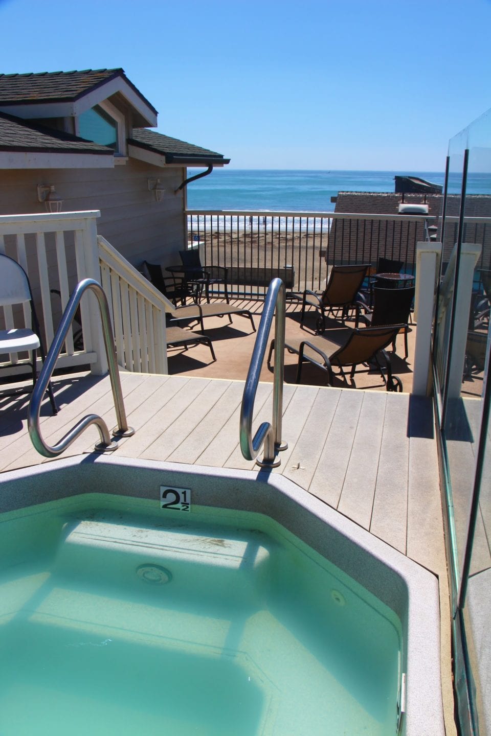 Rooftop sundeck with hot tub