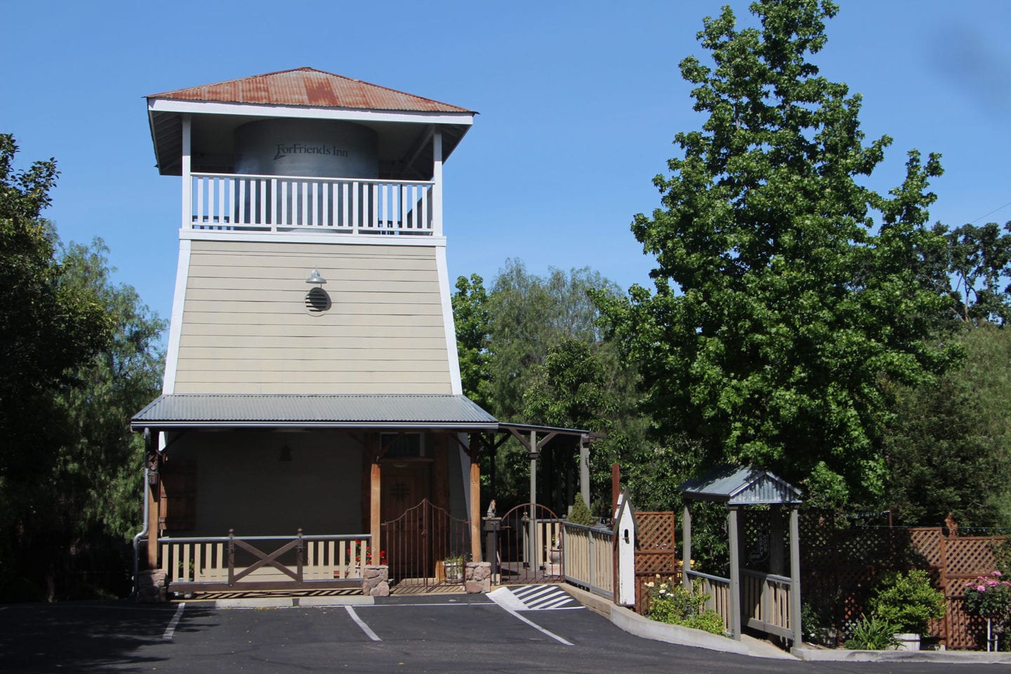 Sunstone Tower Suite at For Friends Inn