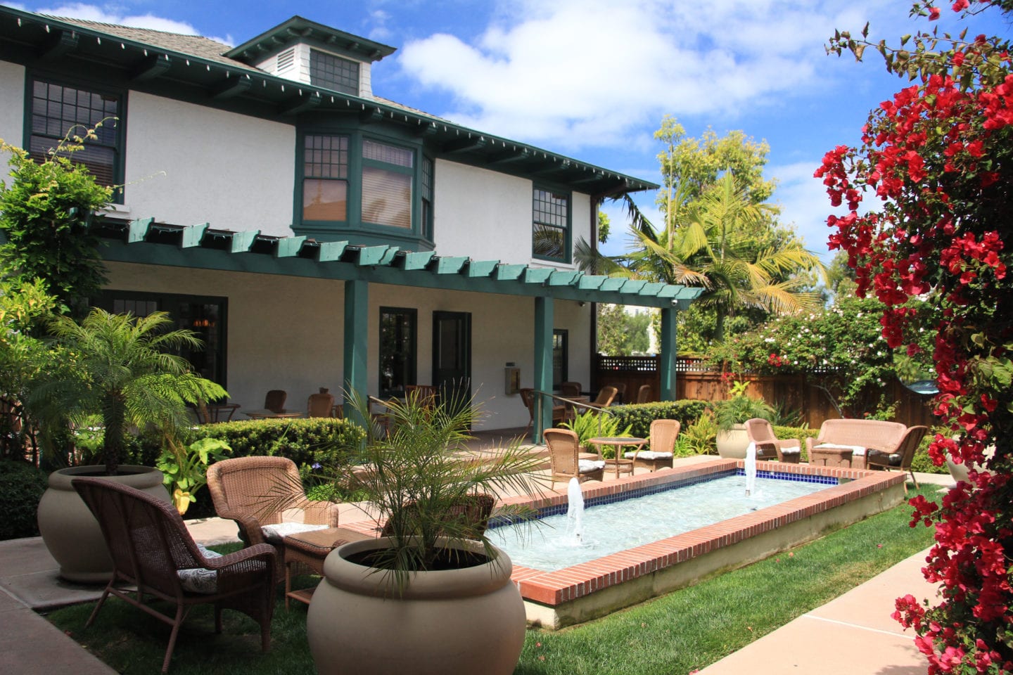 The courtyard at 1906 Lodge