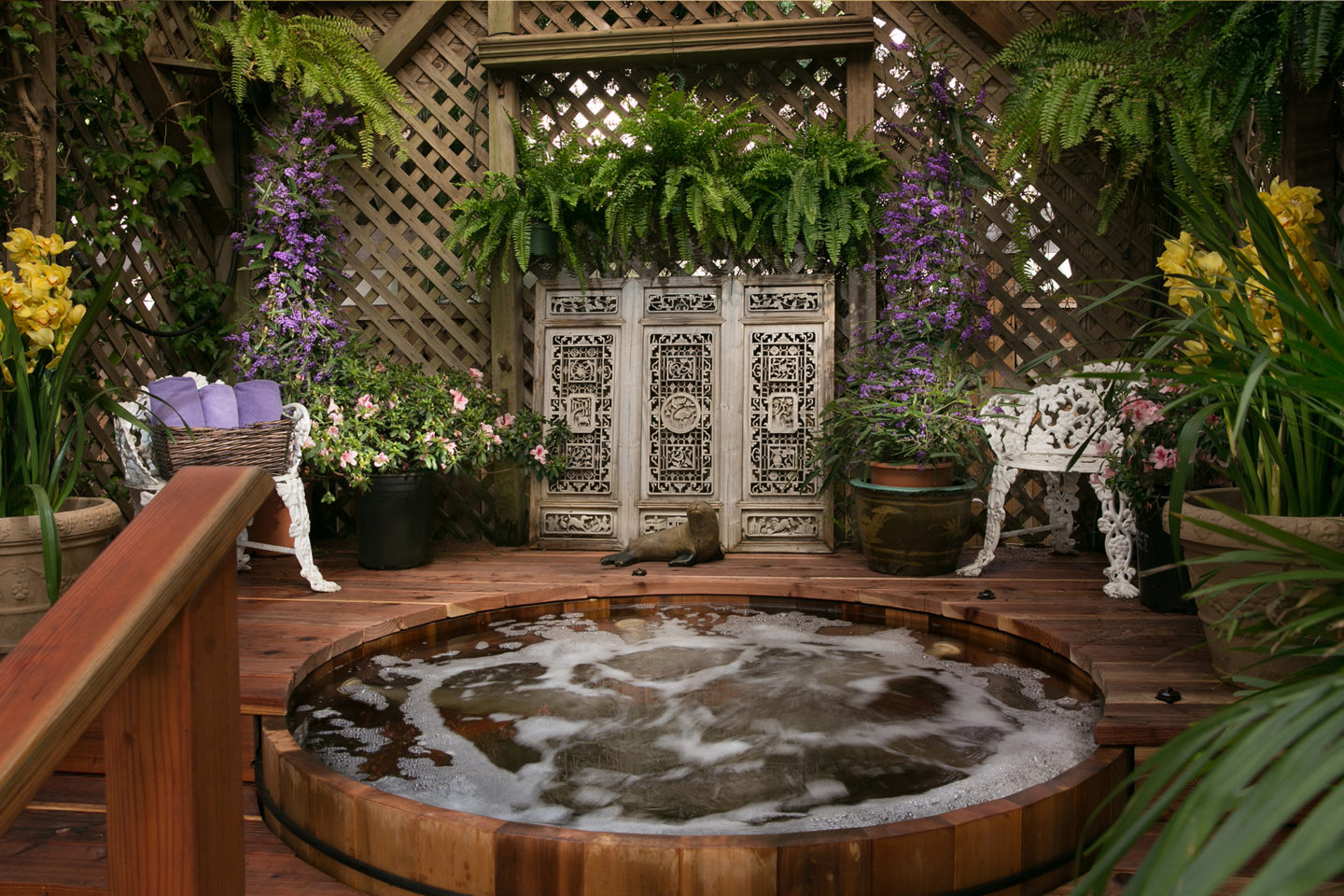 Garden hot tub at Inn San Francisco
