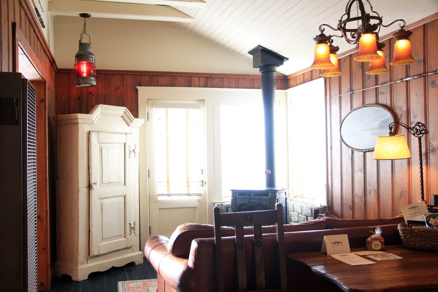 Living room of Al's Cottage at Nick's Cove & Cottages